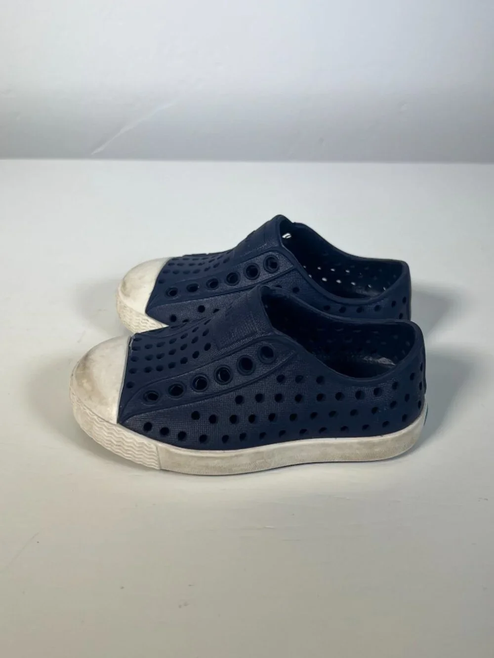 Native Jefferson Sneaker Unisex Toddler C4 Navy Blue White Water Shoes